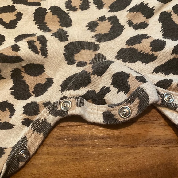 Tesa Babe Leopard print short sleeve pants onesie - Picture 3 of 4